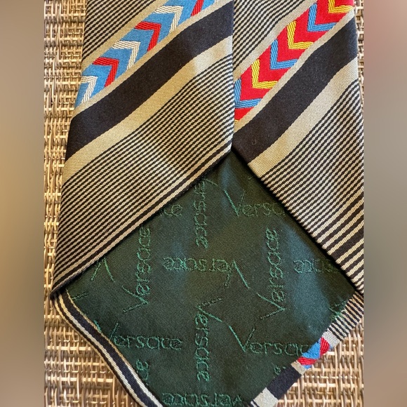 GIANNI VERSACE Tie in EUC - Picture 3 of 3